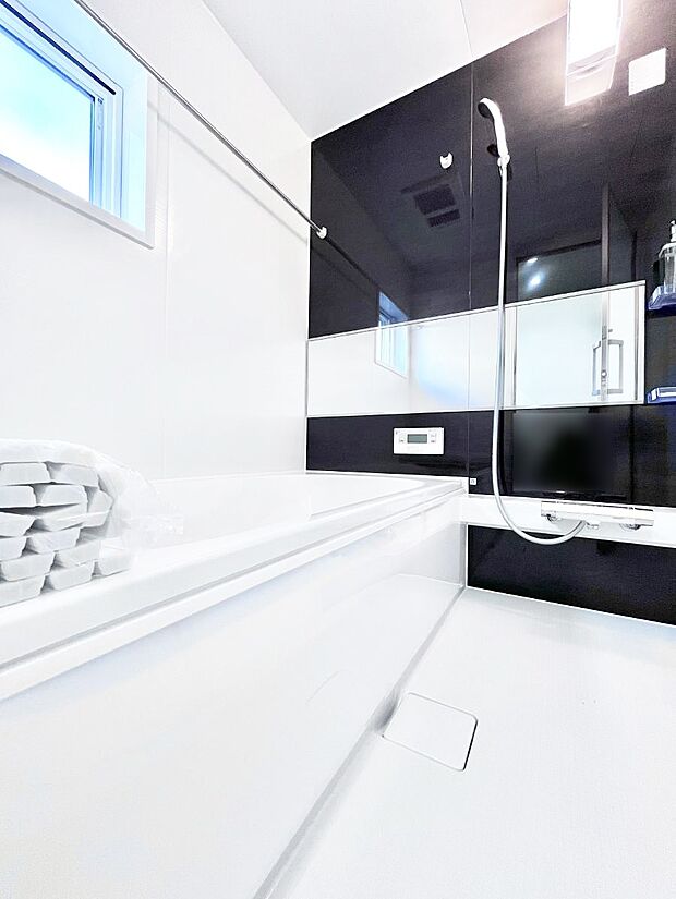 ◆1号棟◆〜Bath Room〜 窓付きのバスルームは、採光もあり明るく気持ちの良い空間です。窓があることで、換気環境も良好。ゆったり寛げるバスルームで、毎日のバスタイムが楽しみになりそうです。