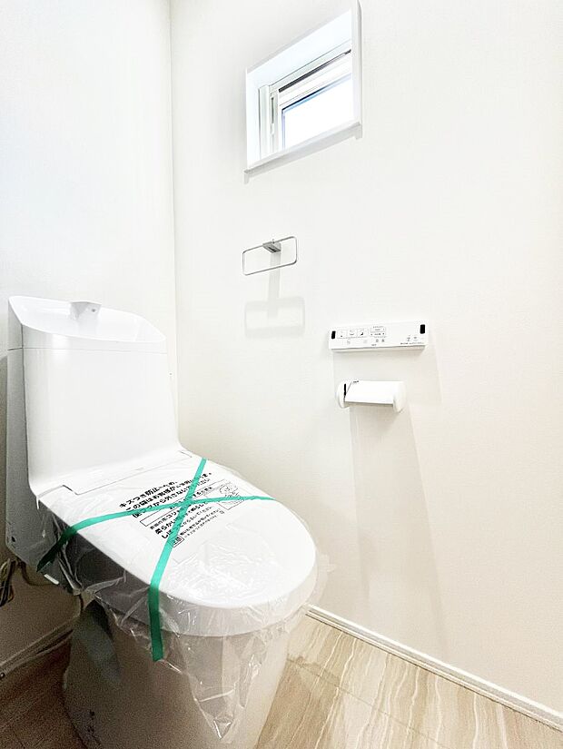 ◆1号棟◆〜Toilet〜　綺麗・スッキリ・快適なウォシュレット付トイレでくつろげる空間です。採光もあり明るく、快適空間となっております♪毎日使う場所だからこその配慮です！