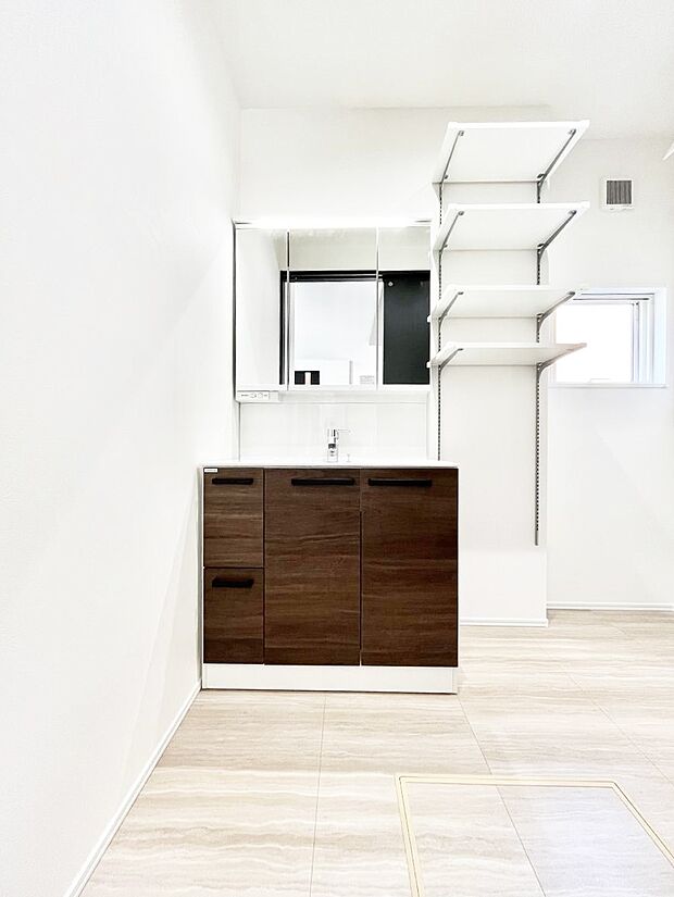 ◆1号棟◆〜Dressing Room〜 暗くなりがちな洗面所も窓があると採光と換気が可能なので気持ちよくお使い頂けます。三面鏡タイプの洗面台は鏡裏収納で散らかりがちな洗面所もスッキリ♪