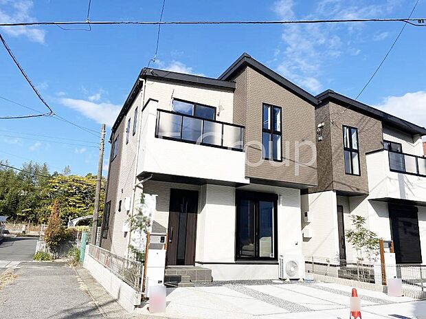 ◆1号棟◆~Exterior~ 毎日のお散歩も快適な緑に恵まれた閑静な住宅地は、伸び伸びスローライフを叶えてくれます。自然豊富な季節の移ろいを身近に感じられる、子育てに適した環境です。