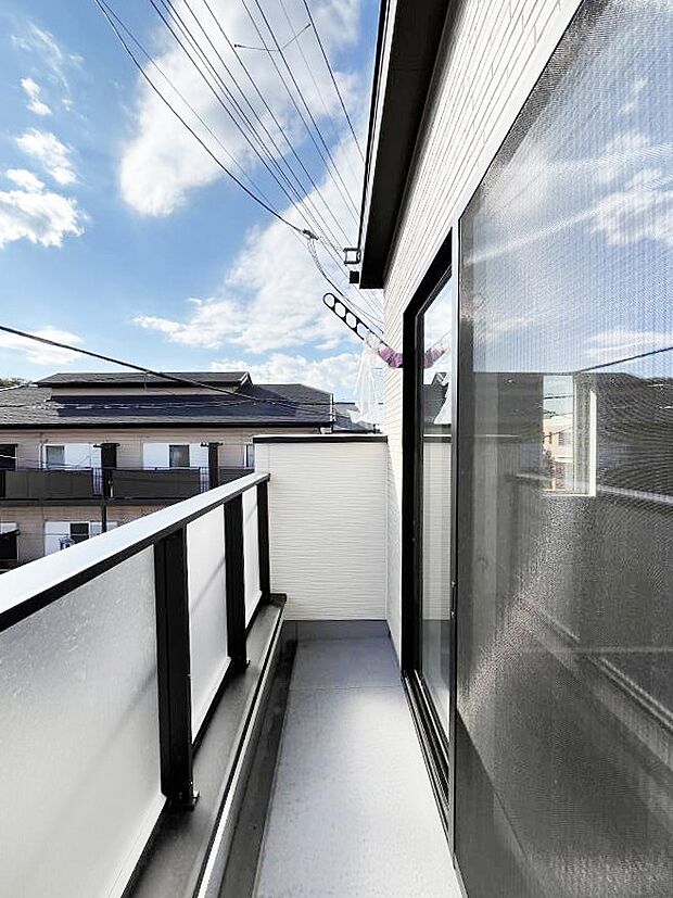 ◆1号棟◆〜Balcony〜 南向きのバルコニーの前には雲以外に太陽を遮るものがありません。お洗濯物も乾きやすく、何より明るく気持ちのいい光が入ってきます。家族全員分の洗濯物も一気に干せます。