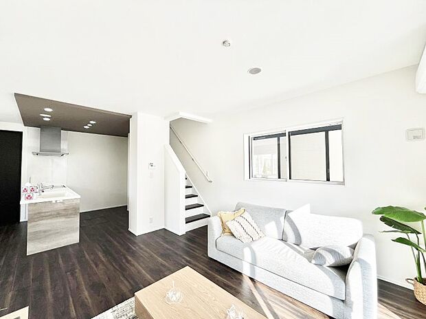 ◆1号棟◆〜Living〜　家族の食事や団らんのほか、子どもを遊ばせたり、友人を招いたりするLDKは住まいの中心。長時間過ごす場所だから、その空間は住まい全体の居心地を左右します。