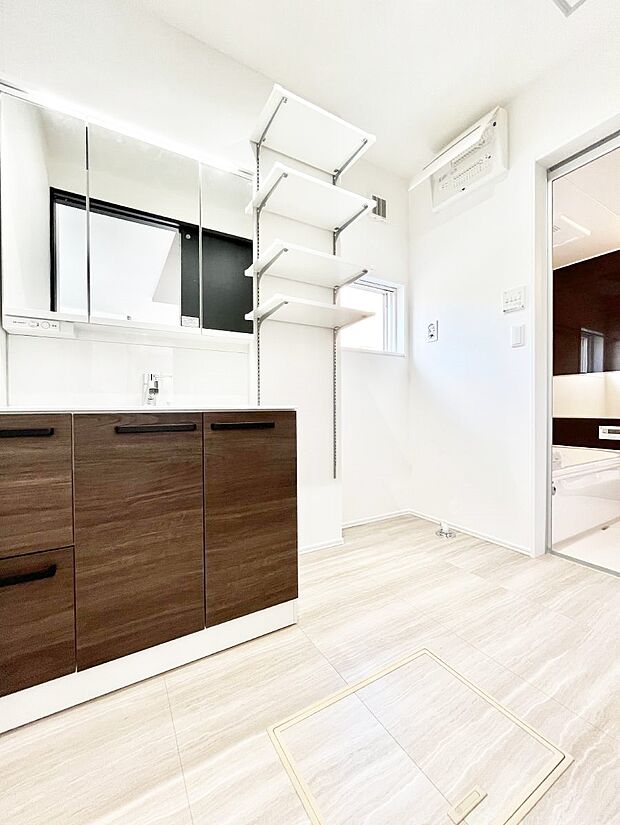 ◆1号棟◆~Dressing Room~ 十分な大きさの洗面台は収納もさる事ながら、身だしなみチェックや歯磨きなど、朝の慌ただしい時間でもホテルライクなスペースで余裕とゆとりを感じて頂けます。