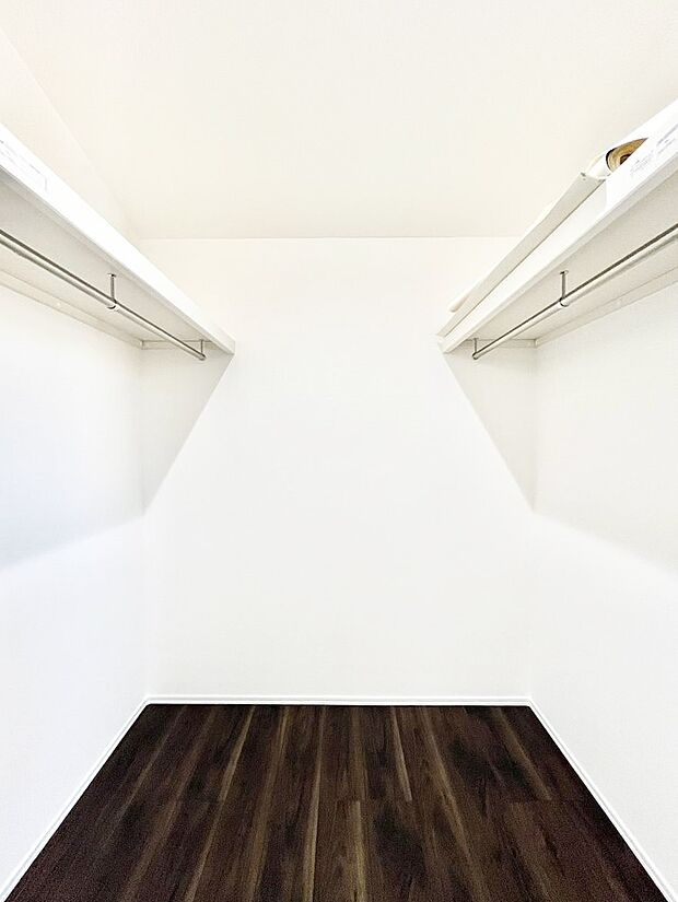 ◆1号棟◆~Walk-in Closet~ たくさんの洋服をかけてもシワになりにくいウォークインクローゼット。洋服以外にも、普段使わない家電やスーツケース、ストック品など何でも片付く嬉しい空間です。