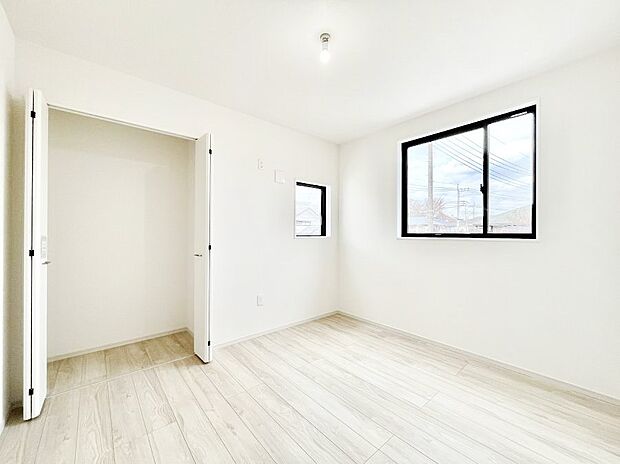 〜Bed Room〜  全居室には収納クローゼットを完備！普段使いのお洋服や小物はもちろん、季節物のお洋服などもしっかりと整理整頓おしまい頂けます。  居室空間を広く使用できますね。