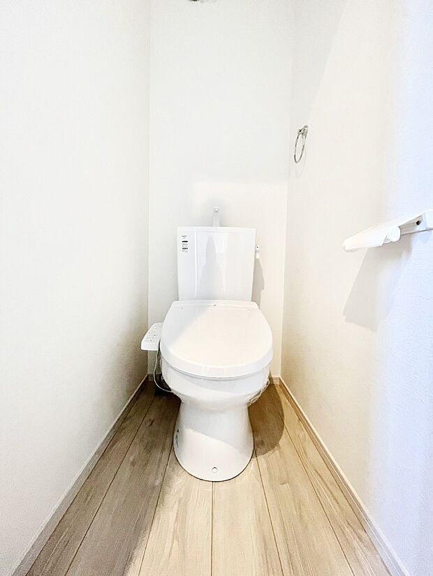 明るく清潔感のあるトイレです。