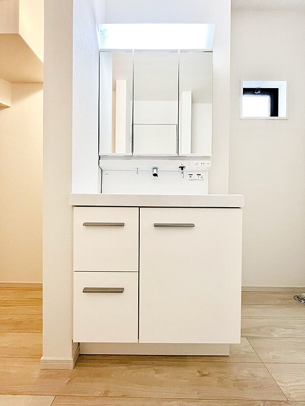 ~Dressing Room~ 明るく清潔感溢れるパウダールーム。毎日使う場所だからこそ、快適な空間となっております。シャンプードレッサーを採用しておりますので、朝シャンも手軽に出来ます。