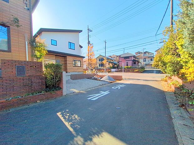 〜Exterior〜　前面道路：西 15.91m 公道、北 5.9m 公道　低層の一戸建てを中心とした街並みが整然と続き、周辺は高い建物が建っていないので、緑の多い閑静な趣を感じる環境です。