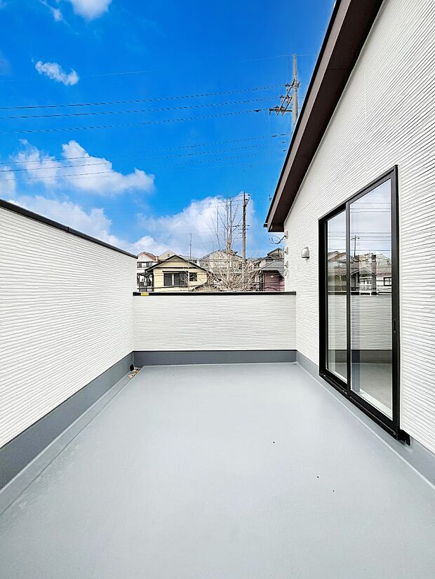 ~Balcony~ バルコニーは温かい陽がさしこみ、お布団や洗濯物を気持ちよく干すことができます。 使いやすく開放的なバルコニーです♪陽ざしがたっぷり降り注ぐ、バルコニー付き住まい。