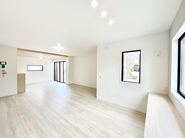 ~Living~ ここにはみんなが集い、食事と楽しい会話が始まる。話に夢中になりすぎて、ついつい時を忘れ夜半過ぎになってしまう。そんな束の間の幸せを感じさせてくれる場所でありたい。