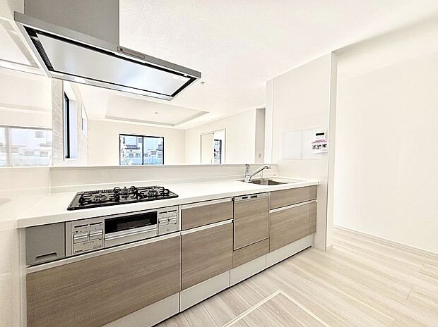 〜Kitchen〜  リビングが見渡せるカウンターキッチン。  料理をしながら家族とコミュニケーションをとれるだけでなく、大きな開放感も得ることができます。  お子様の成長も感じることができますね！