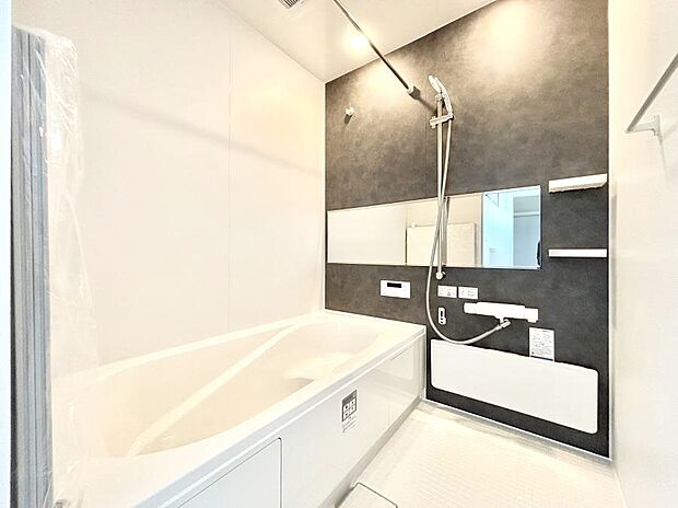 〜Bath Room〜　落ち着いた雰囲気の浴室で明日に向けてリフレッシュ。浴室乾燥機能も付いているので隣の洗濯機置き場で洗い上がった洗濯物を、雨の日も天気を気にせず乾燥させることも可能です。