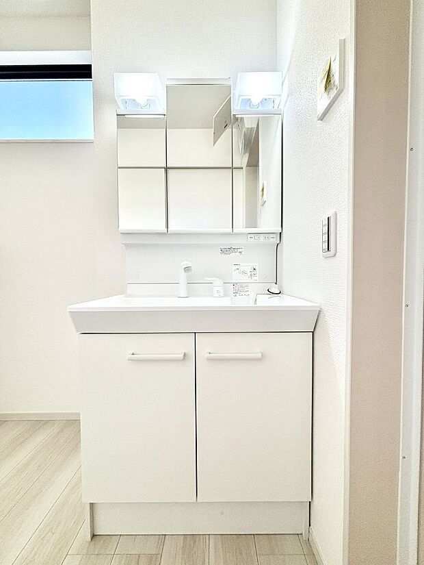 〜Dressing Room〜  清潔感溢れる色合いで統一されていると、スッキリと整った印象をうけます。  鏡の裏にはたっぷりと収納スペースを標準装備！  水廻りは、シンプルかつ機能性を重視して。