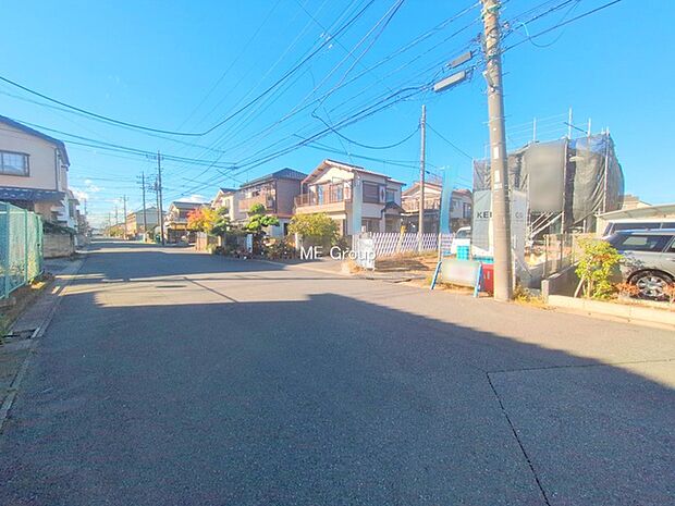 〜Exterior〜 前面道路:南 7.9m 公道、西 4.5m 私道 低層の一戸建てを中心とした街並みが整然と続き、周辺は高い建物が建っていないので、緑の多い閑静な趣を感じる環境です。