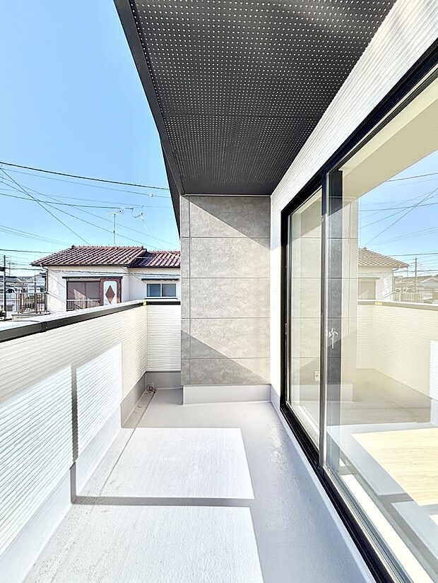 〜Balcony〜　南向きのバルコニーの前には雲以外に太陽を遮るものがありません。お洗濯物も乾きやすく、何より明るく気持ちのいい光が入ってきます。家族全員分の洗濯物も一気に干せます。