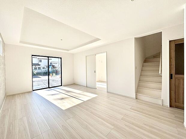 〜Living〜　リビングに階段のある間取りです♪家族のコミュニケーションがスムーズに取れますね♪ゆとりある暮らしと心地よい住環境が紡ぐ贅沢な時間をご家族みんなでお過ごし下さい。