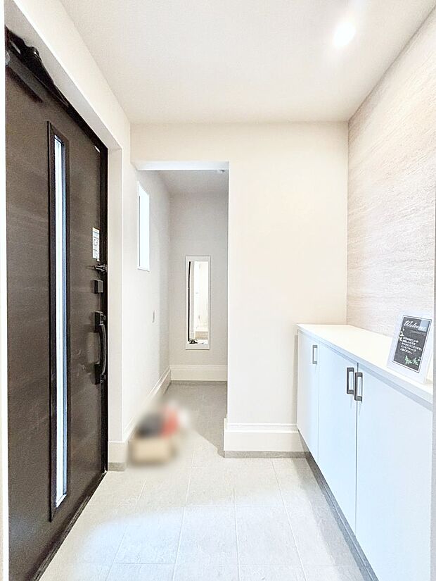 ~Entrance~ 家の中でお客様を迎える最初の場所である玄関は、家の印象そのものです!豊富な玄関収納で、常に綺麗に保つことが出来ます♪玄関にはたっぷり収納の下駄箱を完備!