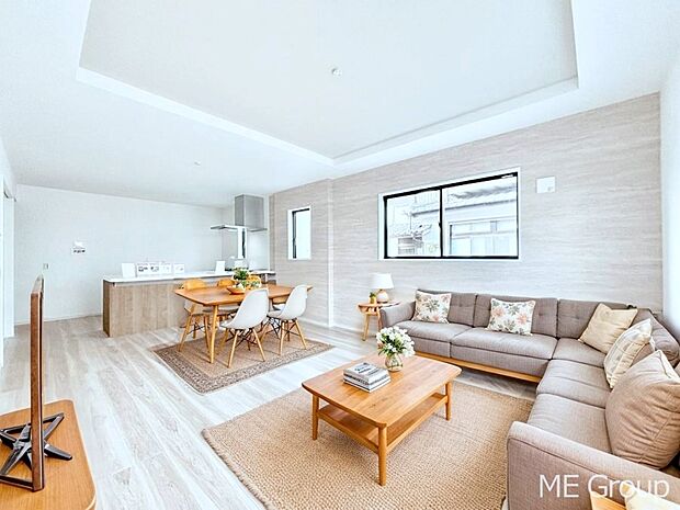 ~Living~ 家族の会話や笑顔が行き交うリビングです。子供が走ってる姿を見ながら、大きなソファやダイニングテーブルでゆったり食事をしたりくつろぎたい♪そんな夢が叶えられる空間です!※家具はCGです