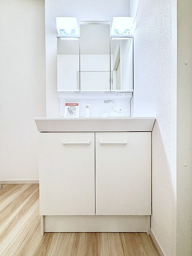 ~Dressing Room~ 清潔感溢れる色合いで統一されていると、スッキリと整った印象をうけます。 鏡の裏にはたっぷりと収納スペースを標準装備! 水廻りは、シンプルかつ機能性を重視して。
