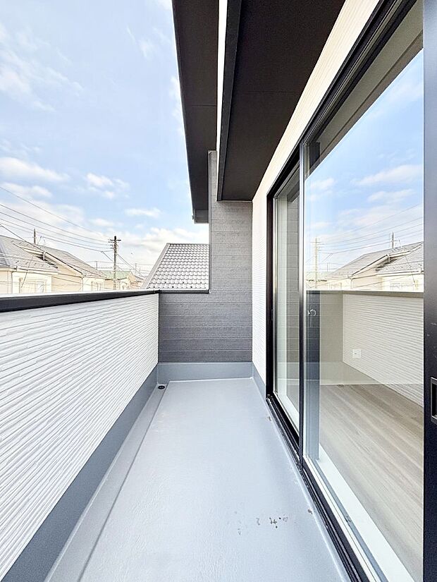 ~Balcony~ 大きな空に囲まれた気持ちのいい家。 バルコニーを覗くだけで圧倒的な開放感に包まれます。 バルコニーは陽がさしこみお布団や洗濯物を気持ちよく干すことができます。