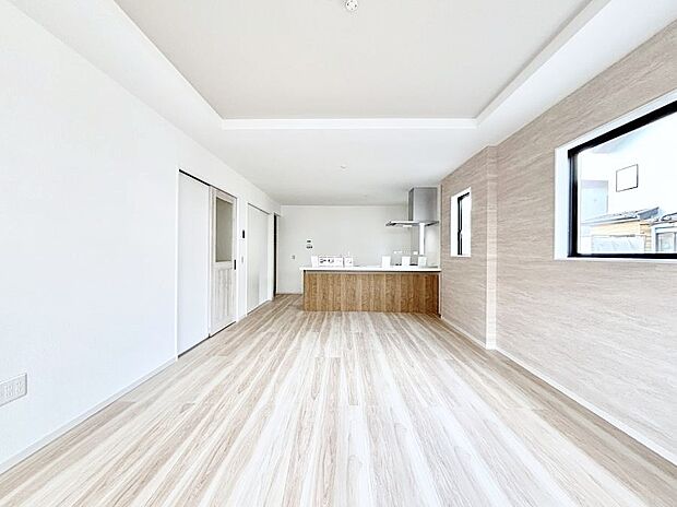 ~Living~ 家族の食事や団らんのほか、子どもを遊ばせたり、友人を招いたりするLDKは住まいの中心。長時間過ごす場所だから、その空間は住まい全体の居心地を左右します。