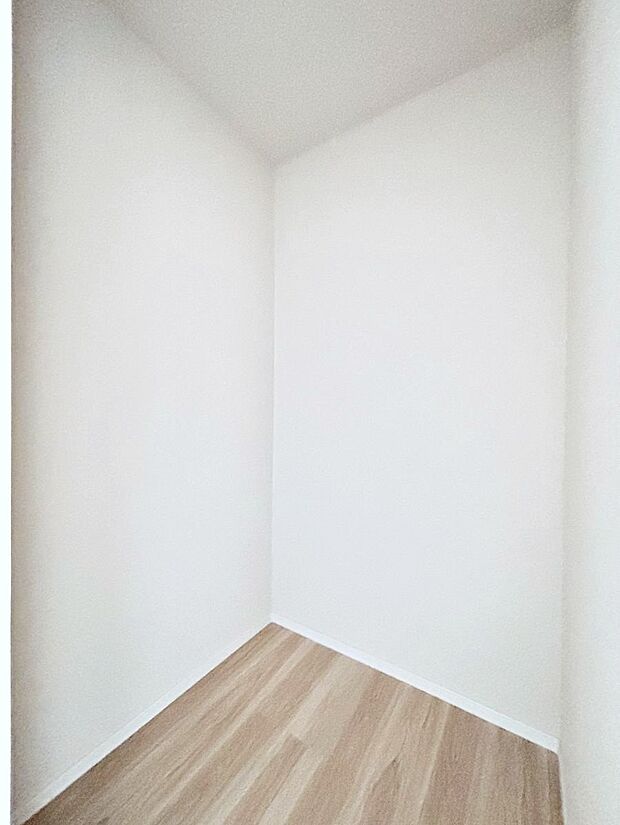 ~Walk-in Closet~ 必要なものやコーディネートを一覧して確認でき、身支度や準備が短時間で済むウォークインクローゼットを設置しました。家の中をすっきりとさせる便利な収納スペースです。