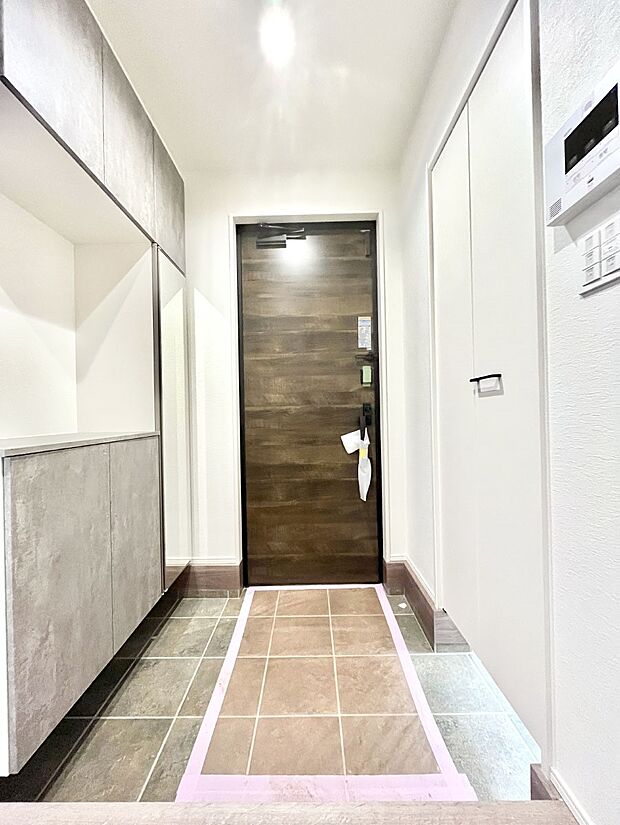 〜Entrance〜 家の中でお客様を迎える最初の場所である玄関は、家の印象そのものです!豊富な玄関収納で、常に綺麗に保つことが出来ます♪玄関にはたっぷり収納の下駄箱を完備!