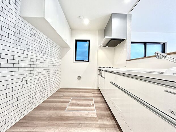 〜Kitchen〜 自然光が入る窓のあるキッチン☆毎日使う場所だからこそ、使い勝手を考慮しました。ゆったりとしたキッチンコーナーは質感豊かな仕上がりとなっております。