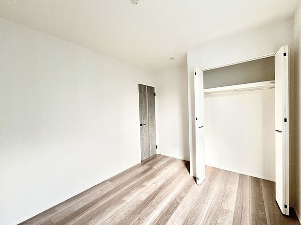 〜Bed Room〜 全居室には収納クローゼットを完備!普段使いのお洋服や小物はもちろん、季節物のお洋服などもしっかりと整理整頓おしまい頂けます。 居室空間を広く使用できますね。