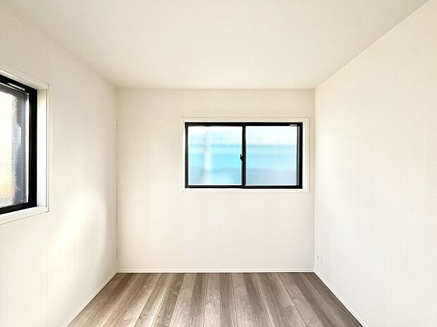 〜Bed Room〜 子供部屋はお子様にとって大変重な役割があります。子供一人で過ごす空間を与えることで、宿題や勉強時間も自然と増えまた自ら部屋の片付けや掃除なども促すことに繋がります。