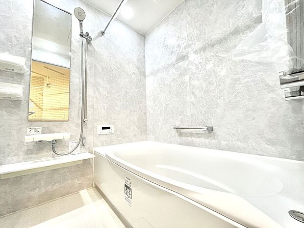 〜Bath Room〜 足を伸ばして入浴することが可能!一日の疲れを癒す貴重なバスタイムです。お子様とご一緒でも十分な広さなので、リビングとは違った家族団欒のひと時をお楽しみいただけます。