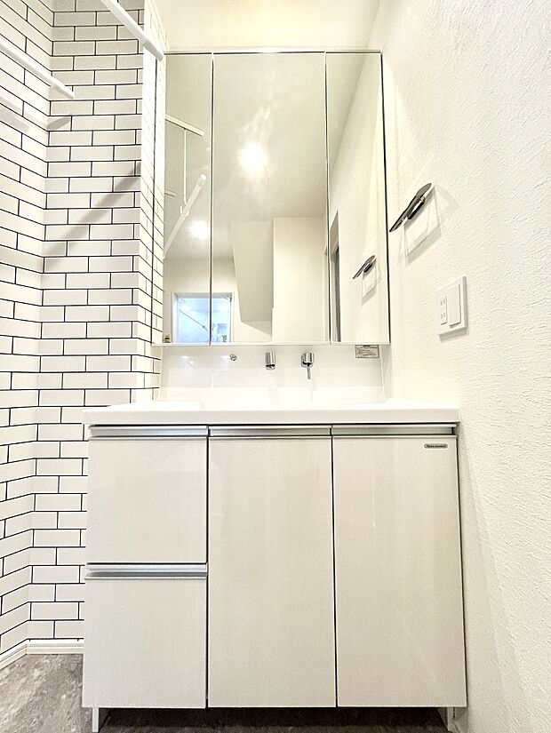 〜Dressing Room〜 十分な大きさの洗面台は収納もさる事ながら、身だしなみチェックや歯磨きなど、朝の慌ただしい時間でもホテルライクなスペースで余裕とゆとりを感じて頂けます。