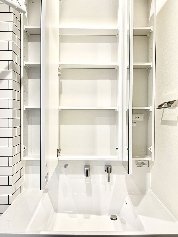 三面鏡の裏に、化粧品や衛生用品などを収納可能。洗面台をすっきりと保ちます!