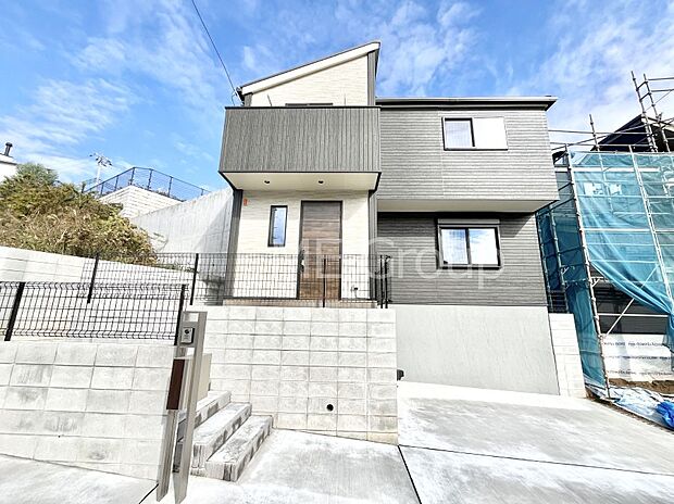 ~Exterior~ 閑静な住宅地で子育て家族にピッタリ。 毎日のお散歩も快適な緑に恵まれたエリアで、自然に包まれた穏やかな暮らしを実現するための、ゆとりある住環境が整っています。