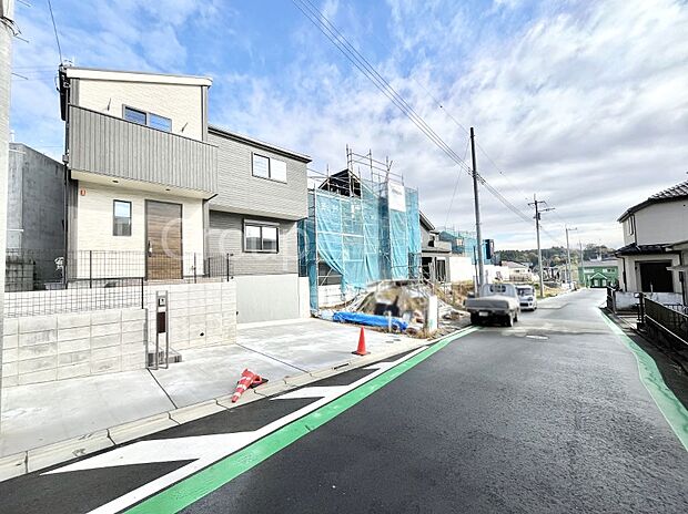 ～Exterior～　前面道路：南西 5.8m 公道　前面道路は閑静な住宅地をはしる車通りの少ない道路。駐車の出し入れもらくらくです！ご不明点・現地見学のご希望は、お気軽にお問い合わせください！  