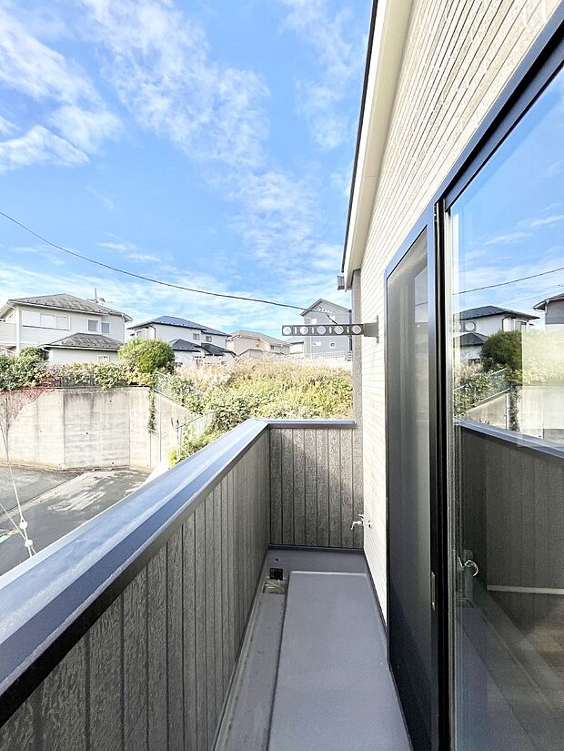 ~Balcony~ バルコニーは温かい陽がさしこみ、お布団や洗濯物を気持ちよく干すことができます。 使いやすく開放的なバルコニーです♪陽ざしがたっぷり降り注ぐ、バルコニー付き住まい。