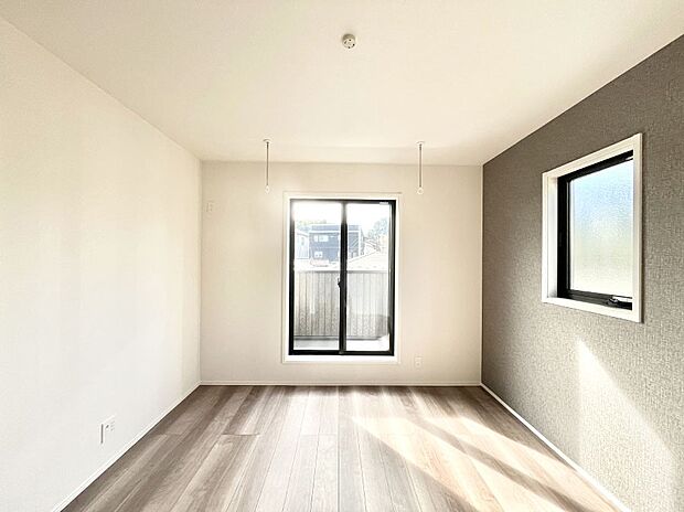 ~Bed Room~ 2面採光を確保した明るい室内は、風通しも良く、大変居心地の良い空間となっております。爽やかな風を感じて起きる朝は、快適生活の始まりに!日当たりや通風がとても良い住まい♪