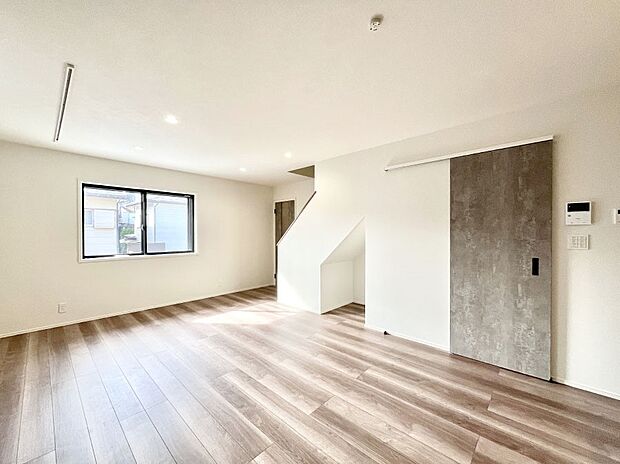 〜Living〜　リビングに階段のある間取りです♪家族のコミュニケーションがスムーズに取れますね♪ゆとりある暮らしと心地よい住環境が紡ぐ贅沢な時間をご家族みんなでお過ごし下さい。