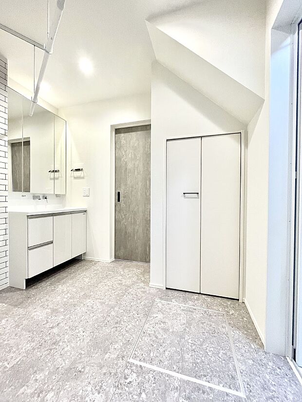〜Dressing Room〜 清潔感溢れる色合いで統一されていると、スッキリと整った印象をうけます。 鏡の裏にはたっぷりと収納スペースを標準装備! 水廻りは、シンプルかつ機能性を重視して。
