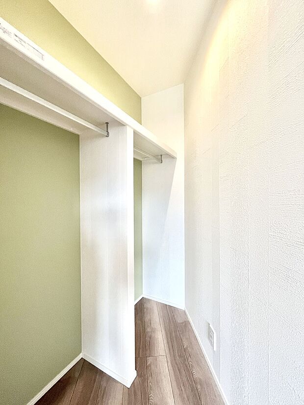 〜Walk-in Closet〜 必要なものやコーディネートを一覧して確認でき、身支度や準備が短時間で済むウォークインクローゼットを設置しました。家の中をすっきりとさせる便利な収納スペースです。