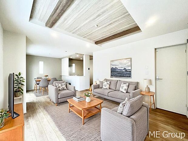 〜Living〜 家族の会話や笑顔が行き交うリビングです。大きなソファやダイニングテーブルでゆったり食事をしたりくつろぎたい♪そんな夢が叶えられる空間です!※家具はCGです