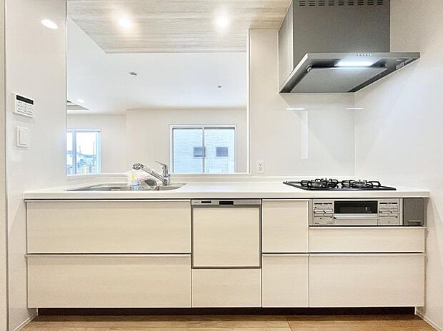 〜Kitchen〜 会話が弾むリビング、料理が愉しくなるキッチン。家は、ただ生活する場ではなく、暮らしを愉しく、快適にする場所。笑顔の毎日、安らぎの日々のために、最新の設備・仕様を採用。