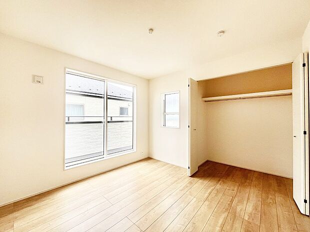 〜Bed Room〜 部屋数が多いのが戸建てのメリットです。ご家族が増えたことで手狭に感じていた住まいも戸建てでは各居室プライバシーを保つことができます。住まいにゆとりが生まれ心もリラックスできます♪