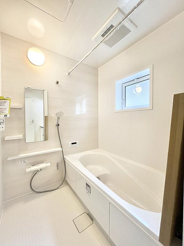〜Bath Room〜 落ち着いた雰囲気の浴室で明日に向けてリフレッシュ。浴室乾燥機能も付いているので隣の洗濯機置き場で洗い上がった洗濯物を、雨の日も天気を気にせず乾燥させることも可能です。