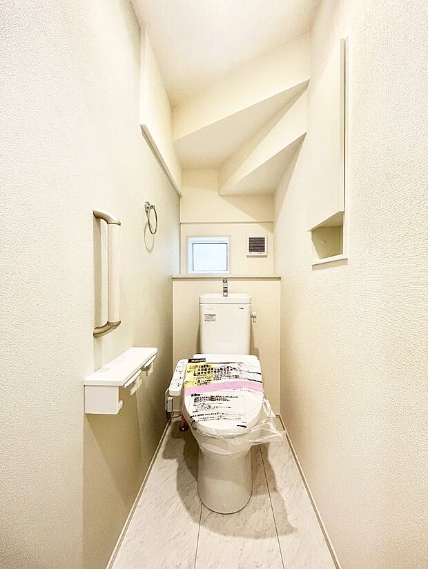 〜Toilet〜 綺麗・スッキリ・快適なウォシュレット付トイレでくつろげる空間です。1、2階共にトイレスペース!採光もあり明るく、快適空間となっております♪毎日使う場所だからこその配慮です!