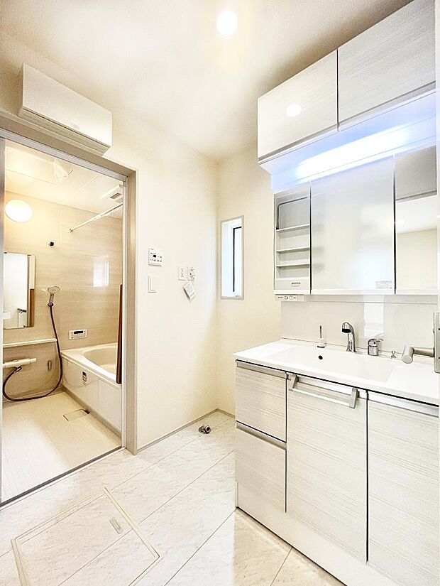 〜Dressing Room〜清潔感溢れる色合いで統一されていると、スッキリと整った印象をうけます。鏡の裏にはたっぷりと収納スペースを標準装備! 水廻りは、シンプルかつ機能性を重視して。