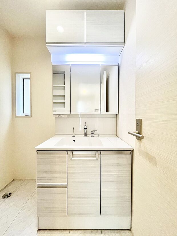 〜Dressing Room〜 十分な大きさの洗面台は収納もさる事ながら、身だしなみチェックや歯磨きなど、朝の慌ただしい時間でもホテルライクなスペースで余裕とゆとりを感じて頂けます。