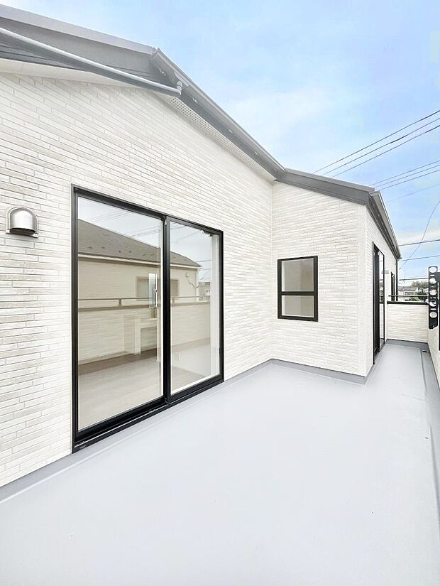 〜Balcony〜 南側に設置された奥行きのあるワイドバルコニー。心地よい陽射しや暖かな風を楽しむことが出来ます。晴れた日にはたっぷりの洗濯物や布団を干せます!使いやすく開放的なバルコニーです♪