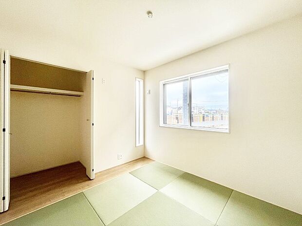 〜Japanese Room〜 LDK隣接の和室は、アイロンがけなど奥様の家事スペースとして、また小さなお子様のいるご家庭ではお昼寝やおむつ替えの場としてご活用いただけます。