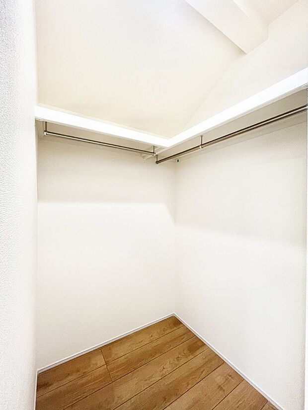 〜Walk-in Closet〜 必要なものやコーディネートを一覧して確認でき、身支度や準備が短時間で済むウォークインクローゼットを設置しました。家の中をすっきりとさせる便利な収納スペースです。